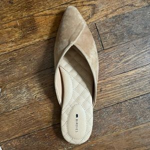 Anyone missing a right shoe? Birdies Tan 7.5 swan